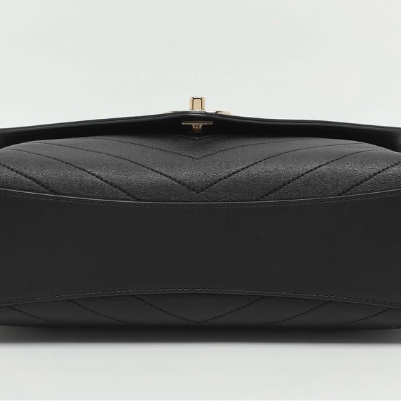 CHANEL Black Chevron Quilted Lambskin Shoulder Bag with Gold Chain pristine - Picture 5 of 10